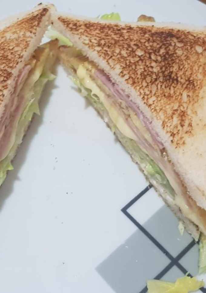 Una foto de Sándwich Club con tortilla francesa rellena
