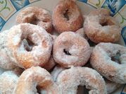 Una foto de roscos de anis al horno
