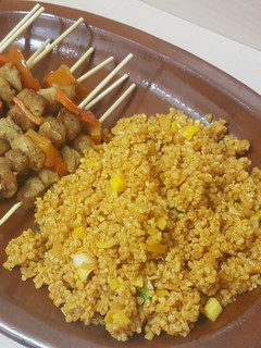 Una foto de Ensalada templada de bulgur con pinchos morunos (vegano)