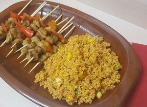 Una foto de Ensalada templada de bulgur con pinchos morunos (vegano)
