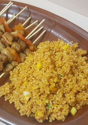 Foto principal de Ensalada templada de bulgur con pinchos morunos (vegano)