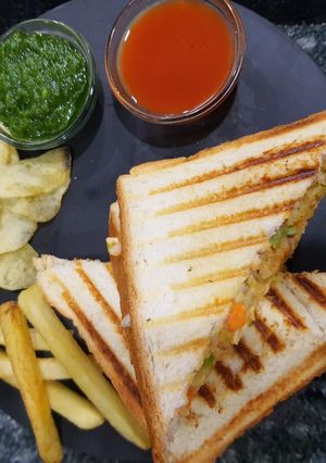 તંદુરી ગ્રીલ ચીઝ સેન્ડવીચ (Tandoori Grill Cheese Sandwich Recipe In Gujarati) રેસીપી મુખ્ય ફોટો