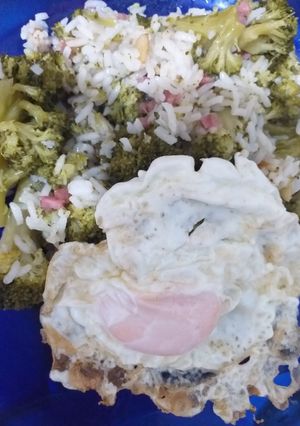 Una foto de Brócoli con arroz y huevo frito