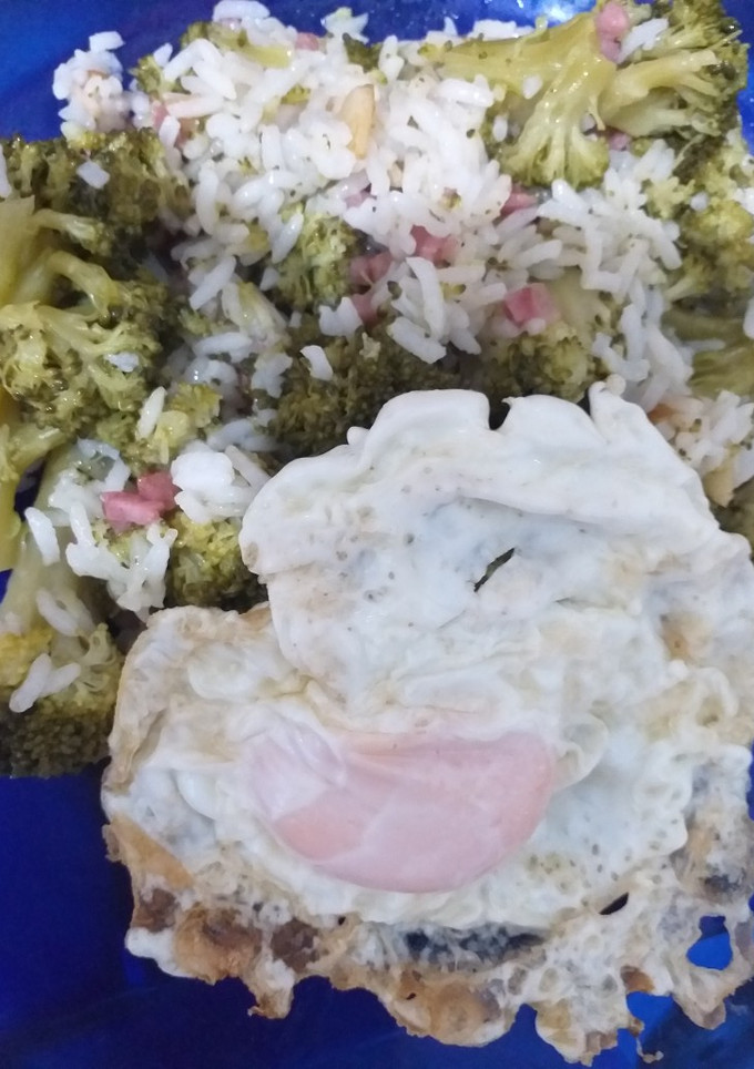 Una foto de Brócoli con arroz y huevo frito