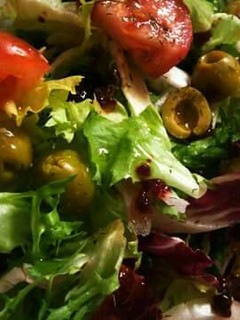 Una foto de Ensalada básica mediterránea (pensada como acompañante)
