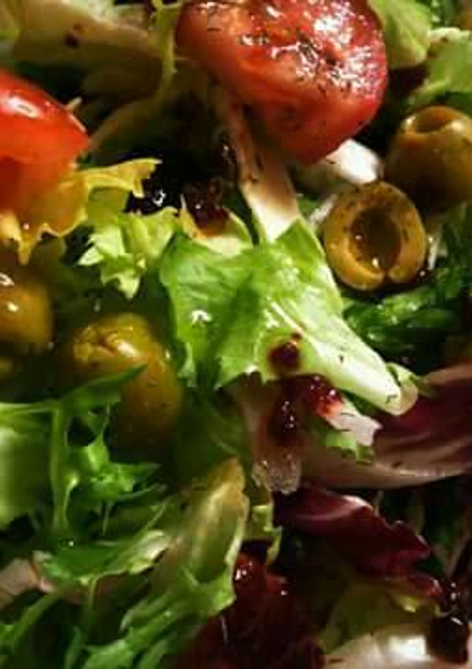 Una foto de Ensalada básica mediterránea (pensada como acompañante)