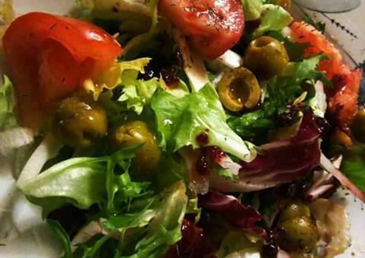Ensalada básica mediterránea (pensada como acompañante)