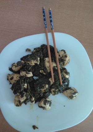 Una foto de Espinacas con pollo a la soja y teriyaki