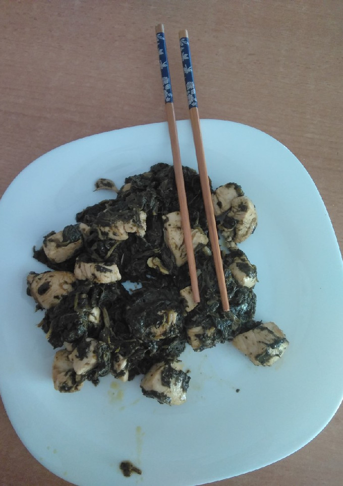 Una foto de Espinacas con pollo a la soja y teriyaki