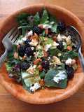 Ensalada verde con zarzamoras, almendras y queso de cabra