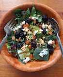Ensalada verde con zarzamoras, almendras y queso de cabra