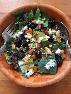 Una foto de Ensalada verde con zarzamoras, almendras y queso de cabra