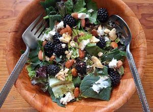 Una foto de Ensalada verde con zarzamoras, almendras y queso de cabra