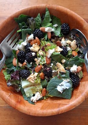 Una foto de Ensalada verde con zarzamoras, almendras y queso de cabra