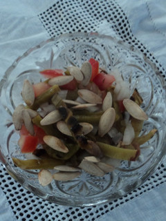 Una foto de Ensalada de semilla de calabaza y nopales asados con sal de ajo a lo ranchero