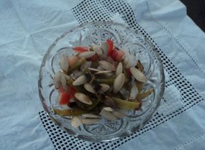 Una foto de Ensalada de semilla de calabaza y nopales asados con sal de ajo a lo ranchero