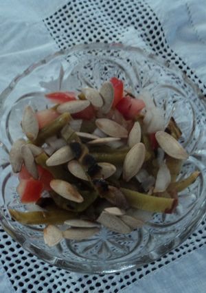 Una foto de Ensalada de semilla de calabaza y nopales asados con sal de ajo a lo ranchero