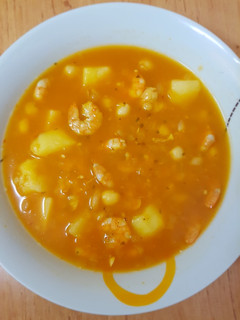 Una foto de Patatas con garbanzos y langostinos