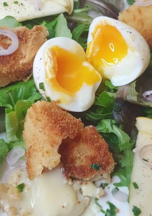Une photo de ※ Salade au camembert pané ※