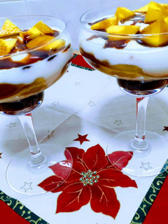 Una foto de Copa de chocolate, naranja, y mango