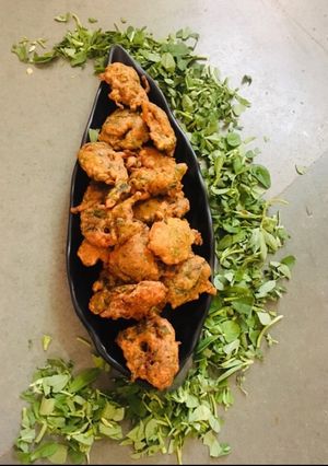 A picture of Winter pakoras Methi Palak pakoda.