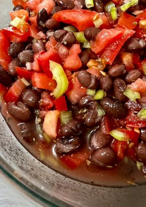 Una foto de Ensalada poroto negro y tomate