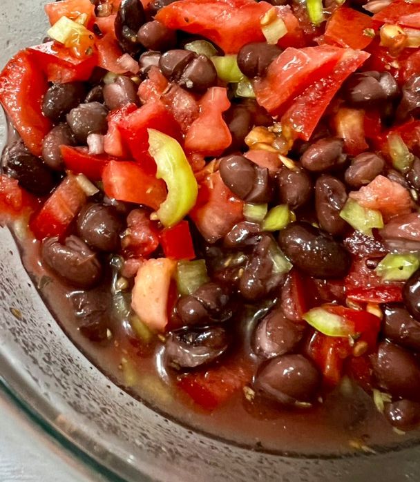 Una foto de Ensalada poroto negro y tomate