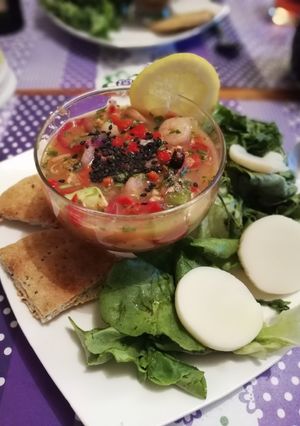 Una foto de Ceviche de camarones & surtido de mariscos 🌸