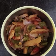 A picture of Healthy dry onion capsicum veg.