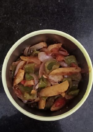 A picture of Healthy dry onion capsicum veg.