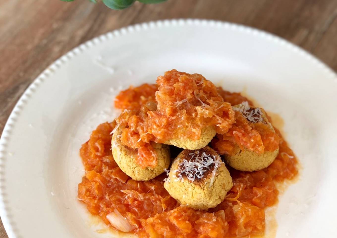 Albóndigas de garbanzos con salsa de tomate natural