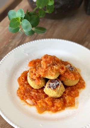 Una foto de Albóndigas de garbanzos con salsa de tomate natural