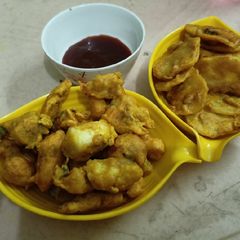 A picture of Paneer and potatoes  pakoras.