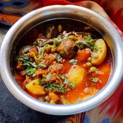 A picture of Kathiyawadi garlic undhiyu.