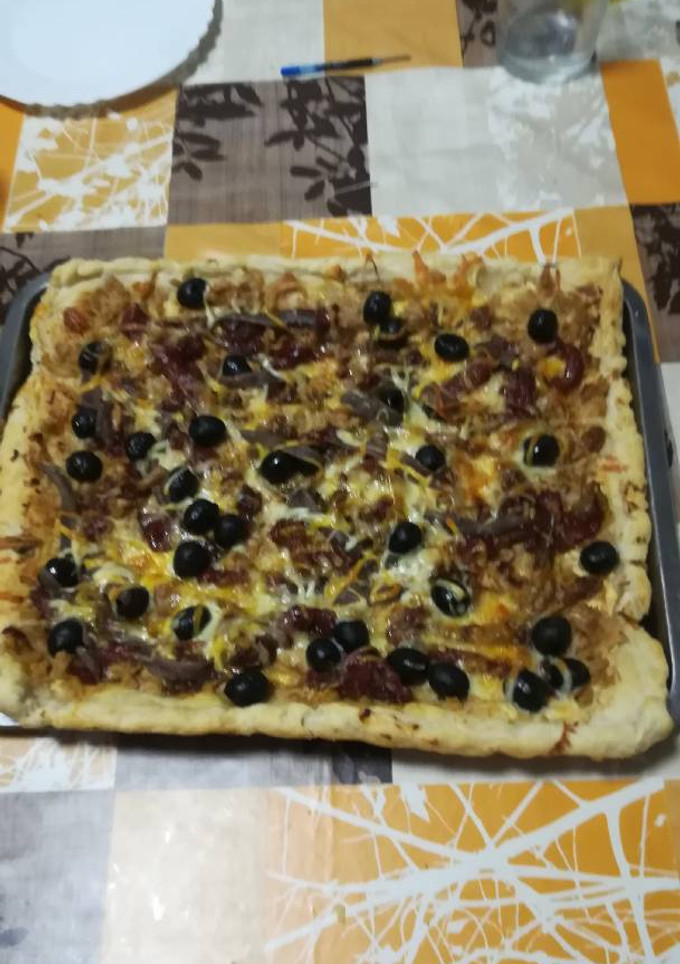 Una foto de Coca de atún y pimientos y cebolla confitada