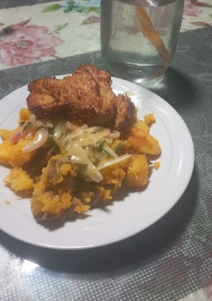 Una foto de Papas alineadas con carne frita y ají