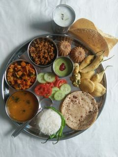 ગુજરાતી થાળી રેસીપી મુખ્ય ફોટો