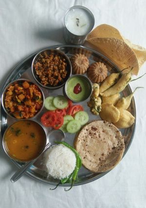 ગુજરાતી થાળી રેસીપી મુખ્ય ફોટો
