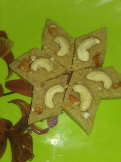 गेहूं का आटा बर्फी (Wheat flour barfi recipe in hindi) रेसिपी मुख्य फोटो
