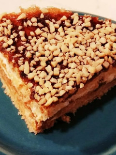 Una foto de Tarta helada de nata con nueces (Fácil)