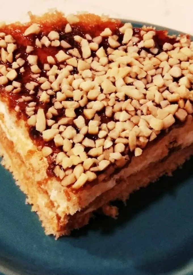Una foto de Tarta helada de nata con nueces (Fácil)