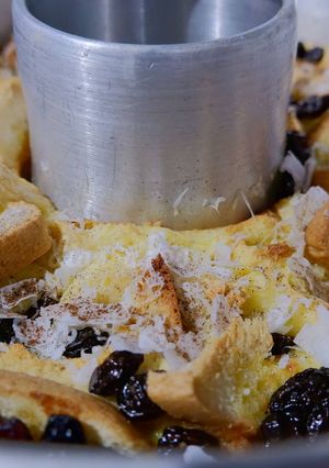 Foto resep Bread pudding with custard sauce