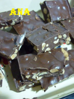 Una foto de Barras maní con chocolate caseras tipo shot o block