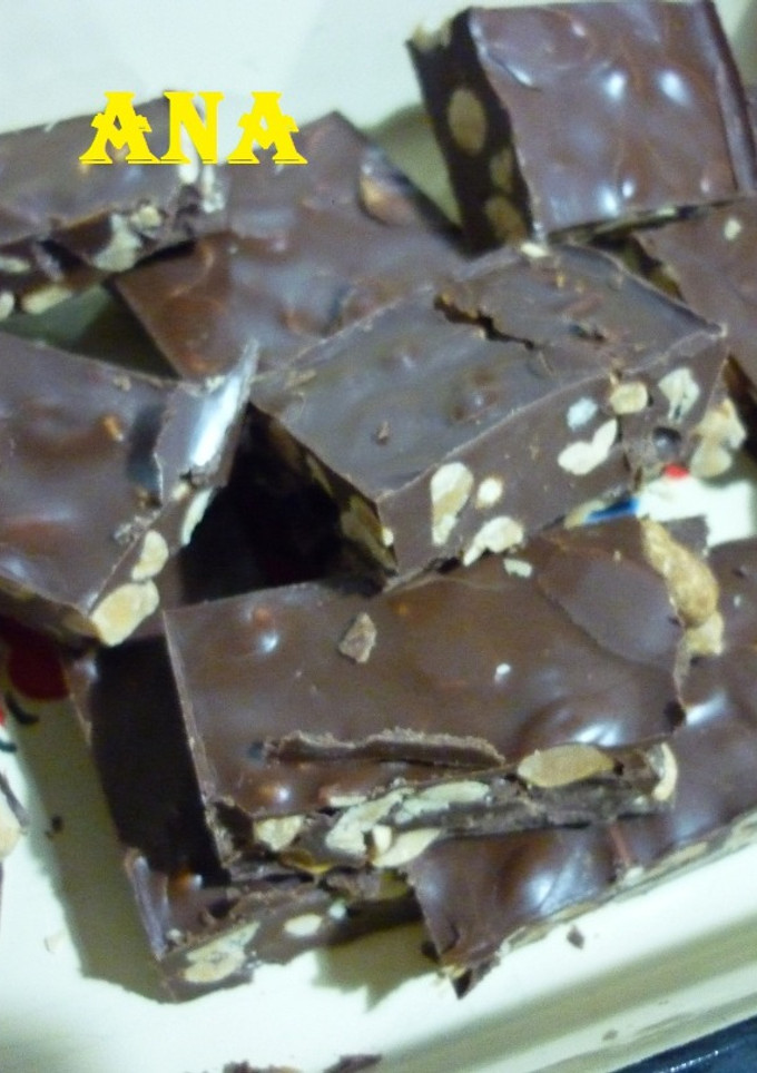 Una foto de Barras maní con chocolate caseras tipo shot o block