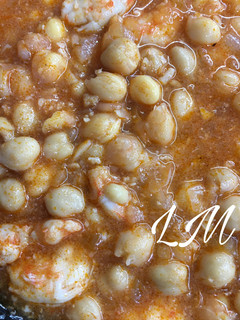 Una foto de Garbanzos con langostinos