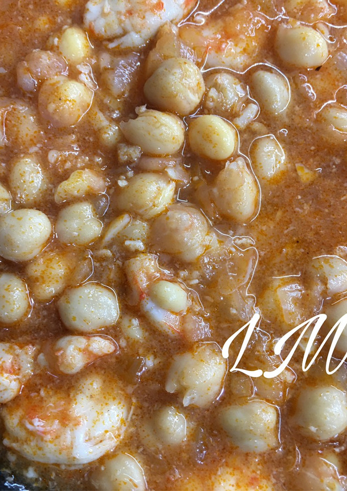 Una foto de Garbanzos con langostinos