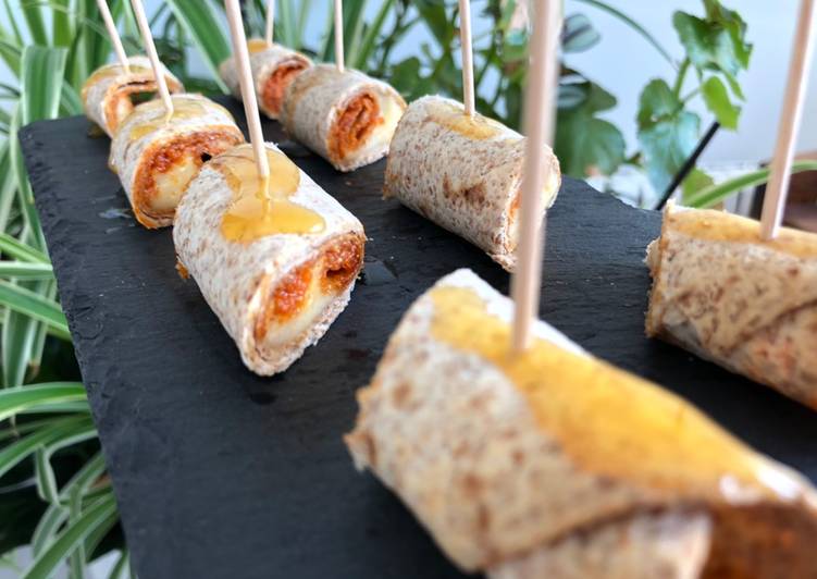 Aperitivo de sobrasada, queso y miel en flautas de tortillas de maíz