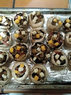 Una foto de Champiñones rellenos de jamón y queso al horno