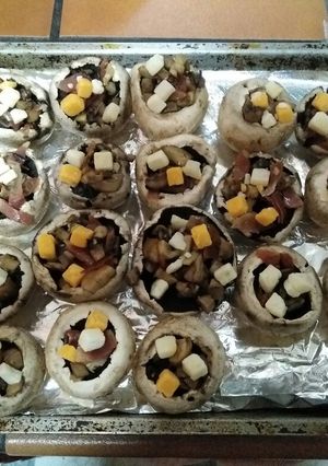 Una foto de Champiñones rellenos de jamón y queso al horno