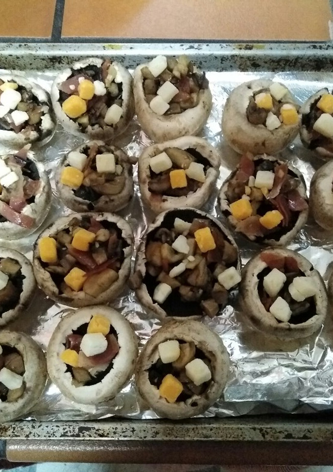 Una foto de Champiñones rellenos de jamón y queso al horno